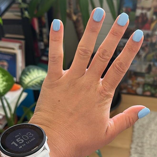 Ongles press-on HELVA bleu clair portés par Karla de Montreux